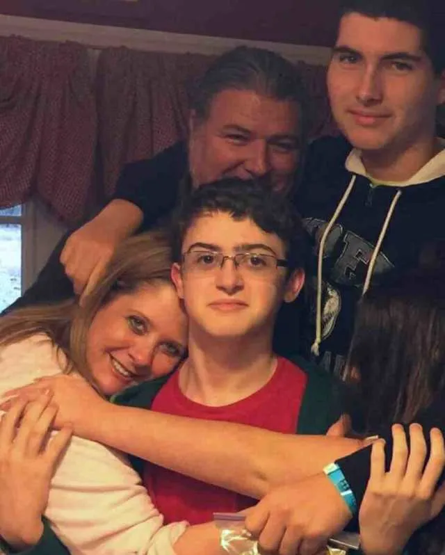 Carlos Sepeda Jr & His Wife Receive Note & Money From Waitress